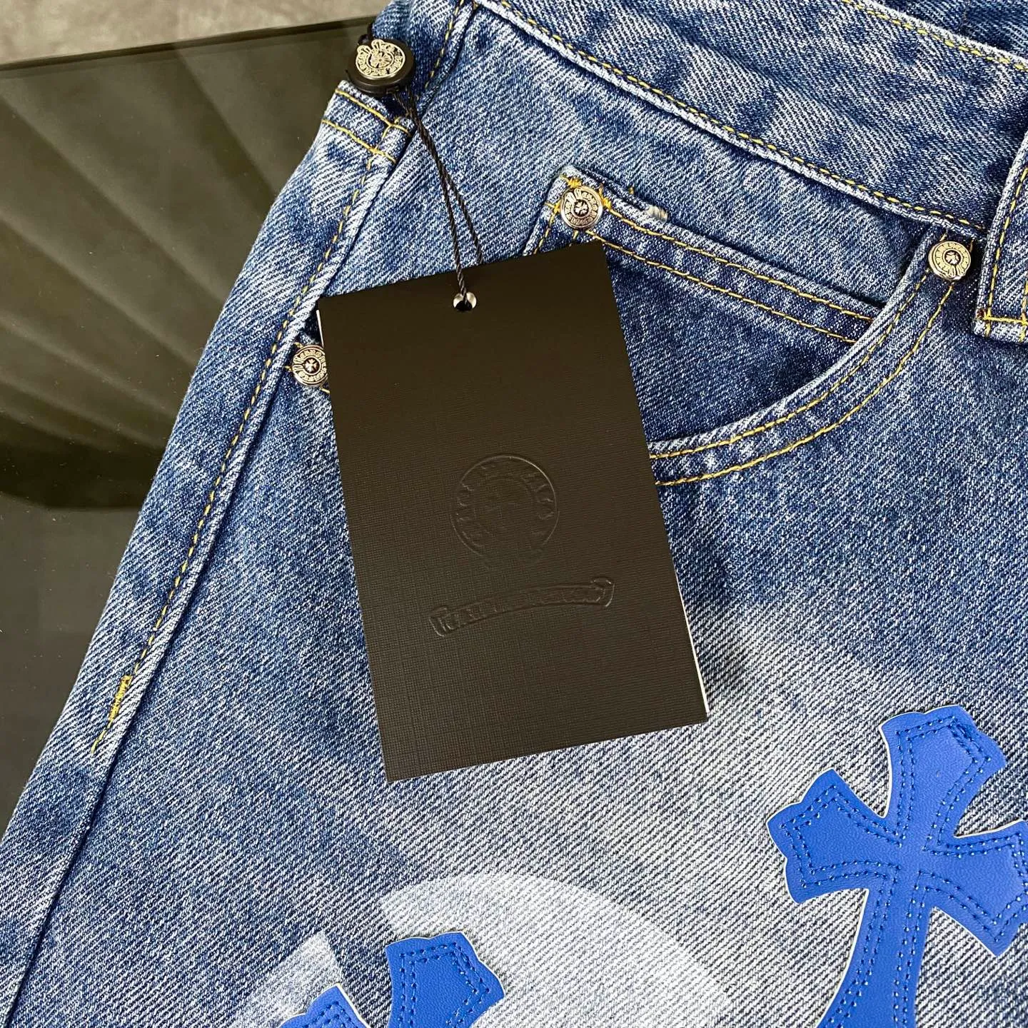 🅿️280 Chrome Hearts Chrome Hearts 24SS cross Sanskrit limited edition graffiti printed leather jeans. 💙Among Chrome Hearts’ many trousers, its color is unique and attracts people at first glance. It is made of beaded canvas fabric and has been washed with heavy water. The upper body is very textured, crisp and stylish, and will not collapse at all. The three-dimensional cut of the pants has a first-class effect in modifying the shape of the legs. It can be easily controlled by any figure, and you can instantly become a street trendy person when you put it on.  🔩Customized hardware, full of texture, every detail is done to the extreme. The thick beaded canvas fabric becomes soft and skin-friendly after washing, and has excellent breathability, making it comfortable to wear all day long. Customized small leather label, unique design, simple yet elegant, exquisite workmanship, neat wiring, every detail demonstrates quality and style.  These pants are gender-neutral and can be worn by both men and women, easily creating a sense of fashion. Pair them with a T-shirt or sweatshirt and you can easily go out and hit the streets. 🔵Classic blue, always a fashion favorite, suitable for any style of wear.  Size from 28 to 34 (corresponding to S-XL)